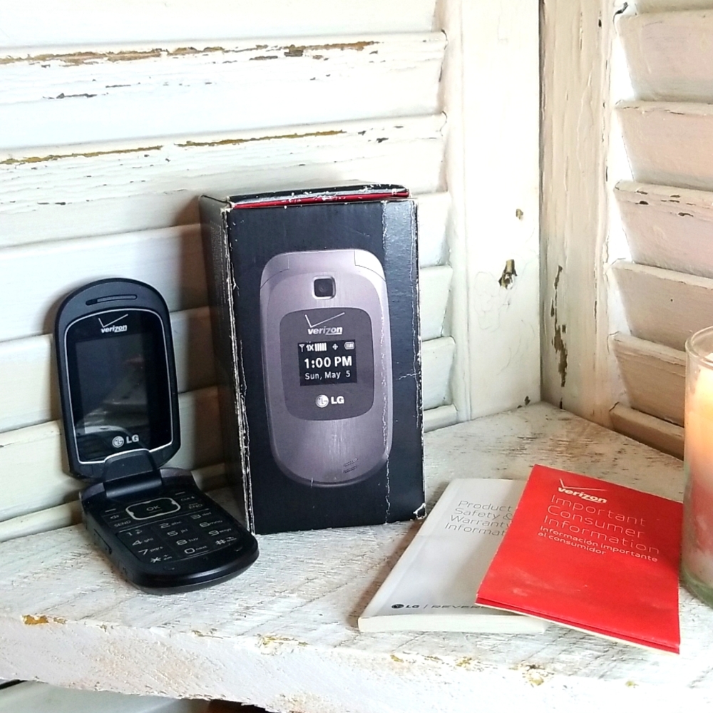 Old School Verizon LG Revere 2 Flip Phone